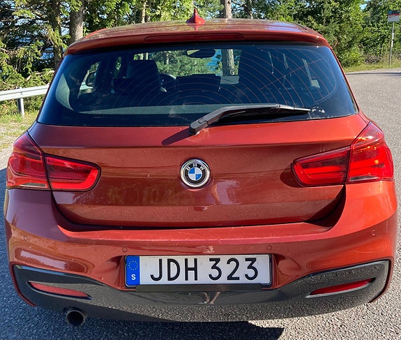 BMW 118i 3 of 5