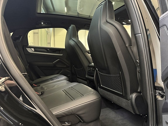 Porsche Cayenne 9 of 27