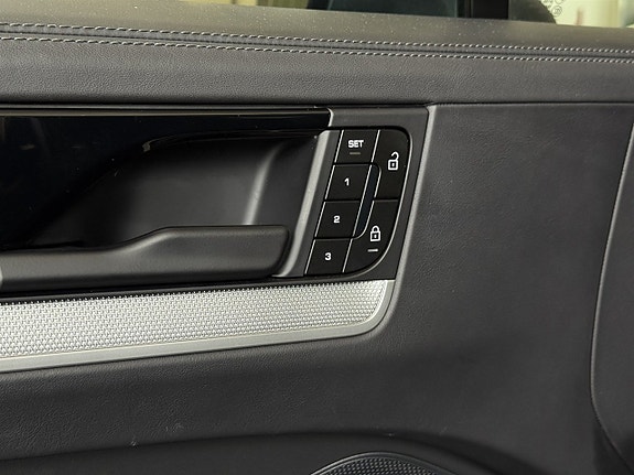 Porsche Cayenne 11 of 27