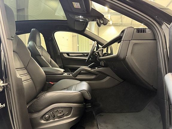 Porsche Cayenne 8 of 27