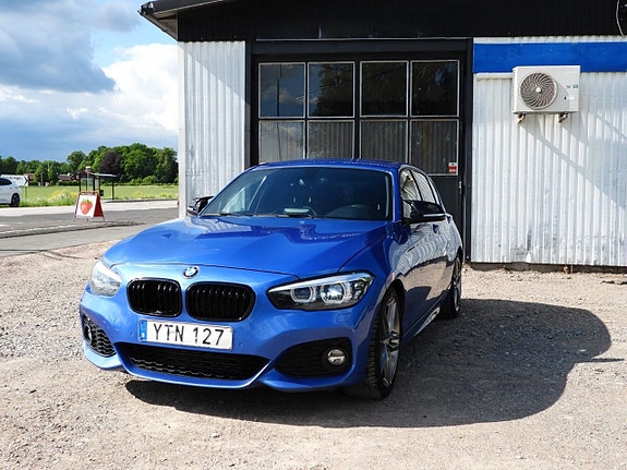 BMW 118i 2 of 5