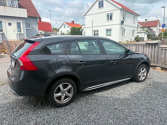Volvo V60 Cross Country 2 of 5