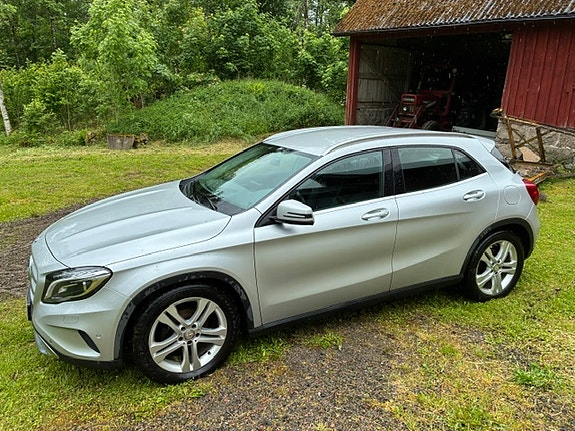 Mercedes-Benz GLA200 d 2 of 5