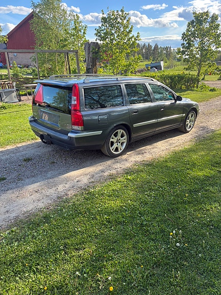Volvo V70 2 of 7