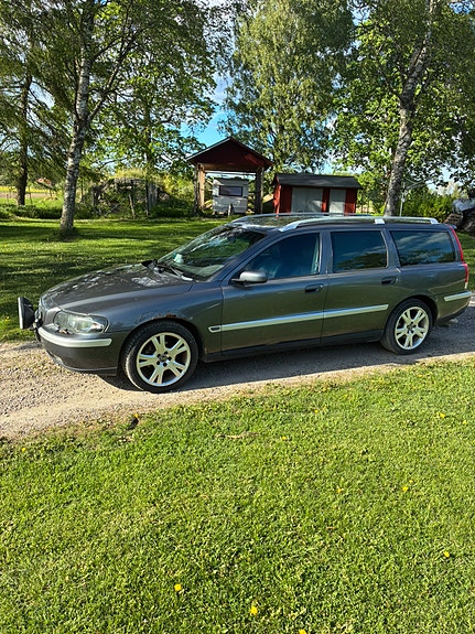 Volvo V70 3 of 7