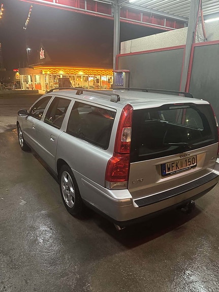 Volvo V70 2 of 3