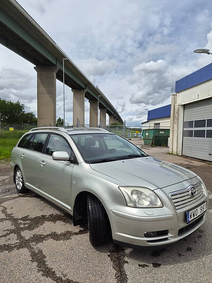 Toyota Avensis 2 of 5