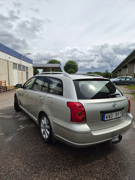 Toyota Avensis 4 of 5