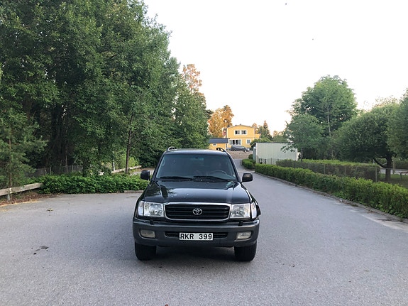 Toyota Land Cruiser 2 of 4