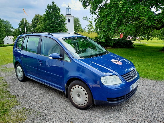 Volkswagen Touran 2 of 5