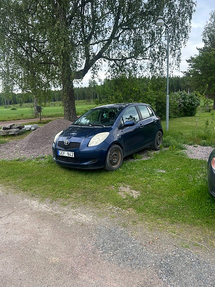 Toyota Yaris 2 of 2