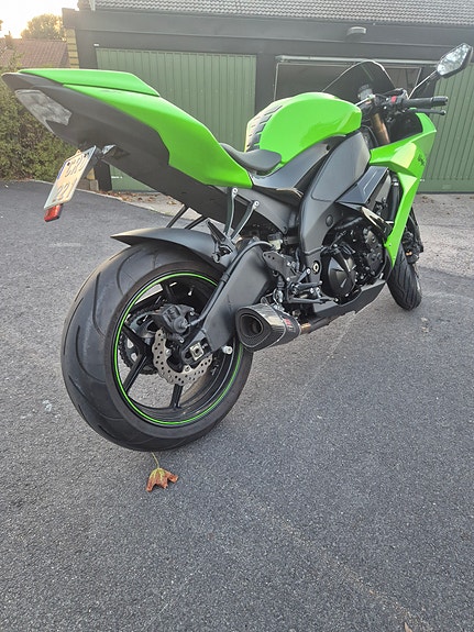 Kawasaki Ninja ZX-10R 2 of 3