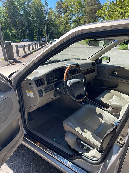 Volvo S70 3 of 5