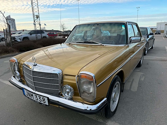 Mercedes-Benz 200 2 of 5