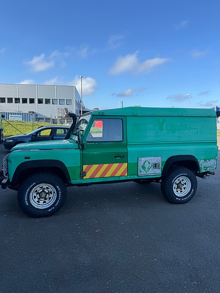 Land Rover Defender 110 4 of 5