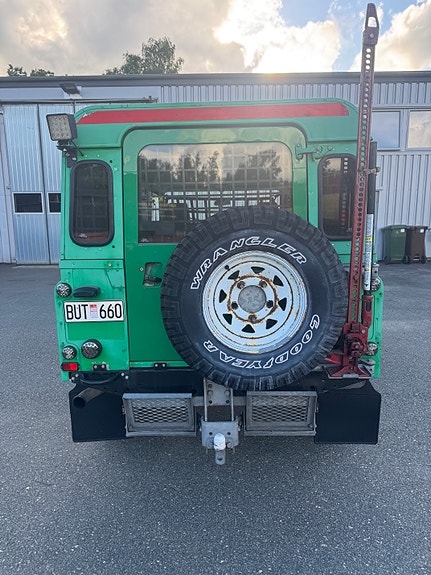 Land Rover Defender 110 5 of 5
