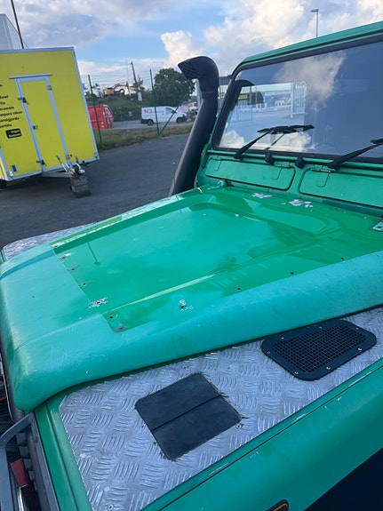 Land Rover Defender 110 13 of 19