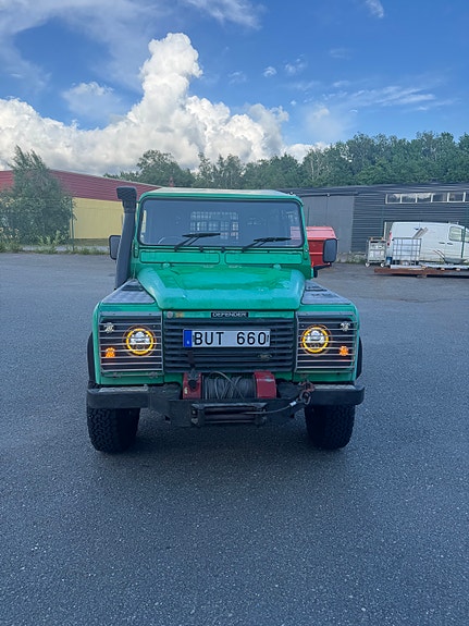 Land Rover Defender 110 2 of 5