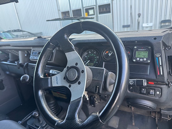 Land Rover Defender 110 7 of 19