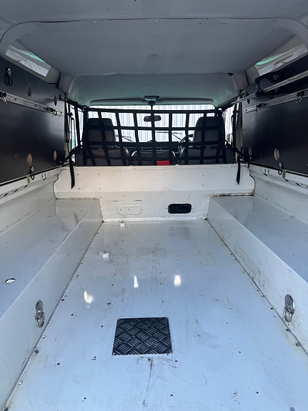 Land Rover Defender 110 10 of 19
