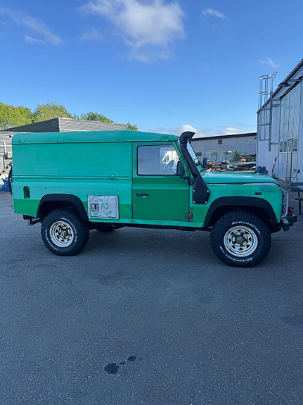 Land Rover Defender 110 3 of 5