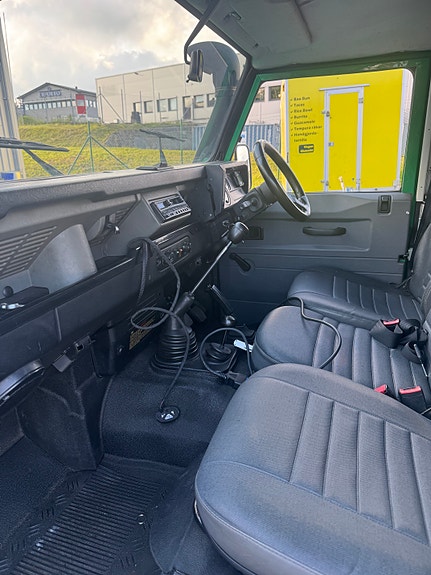 Land Rover Defender 110 8 of 19