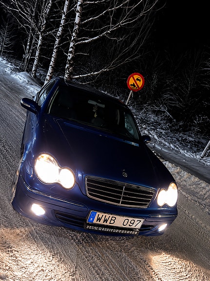 Mercedes-Benz C180 3 of 4