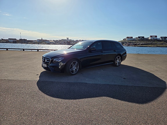 Mercedes-Benz E220 2 of 5