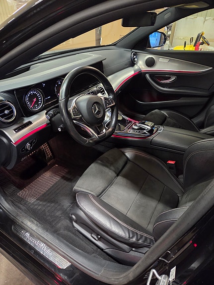 Mercedes-Benz E220 5 of 5