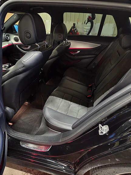Mercedes-Benz E220 4 of 5