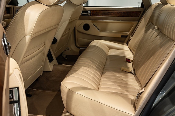 Jaguar XJ 9 of 25