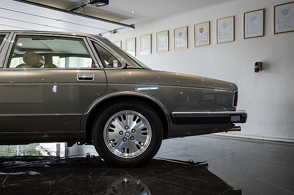 Jaguar XJ 4 of 25