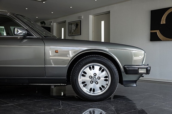 Jaguar XJ 3 of 25