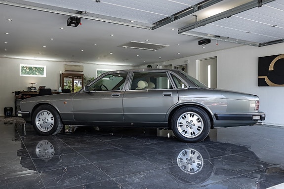Jaguar XJ 5 of 25