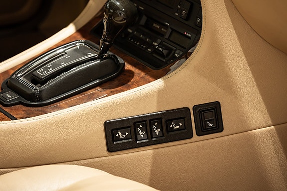 Jaguar XJ 17 of 25