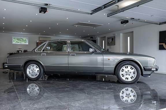 Jaguar XJ 2 of 25