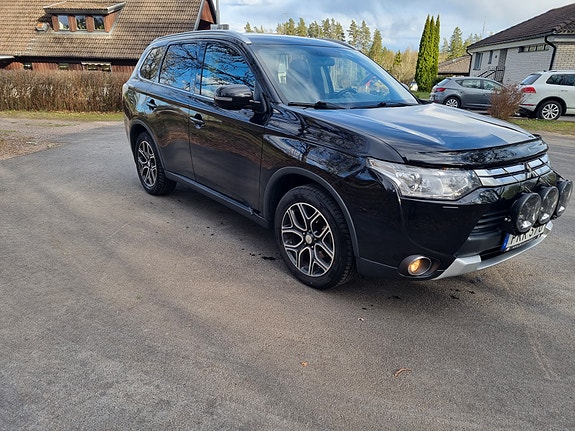 Mitsubishi Outlander 2 of 4