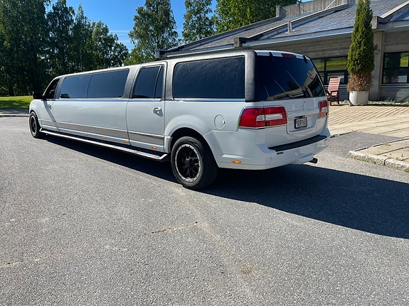 Lincoln Navigator 2 of 5