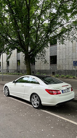 Mercedes-Benz E220 4 of 5