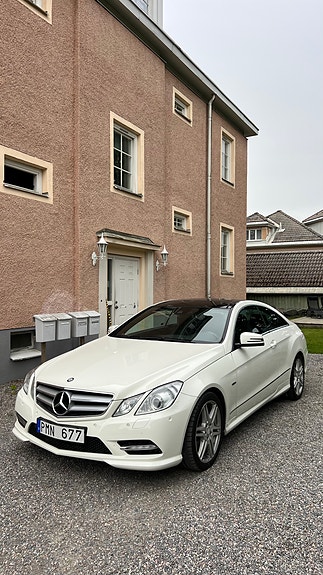 Mercedes-Benz E220 2 of 5