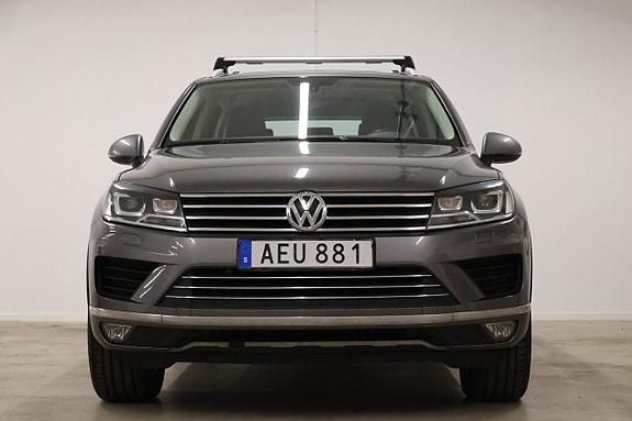 Volkswagen Touareg 2 of 5