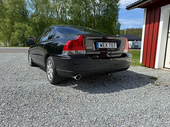 Volvo S60 2 of 5