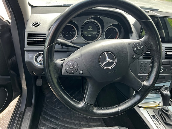 Mercedes-Benz C180 3 of 5