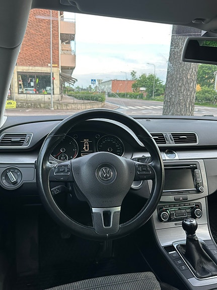 Volkswagen Passat 2 of 5