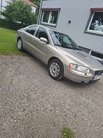 Volvo S60 2 of 5