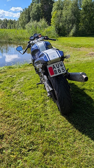 Yamaha FZR1000 3 of 5
