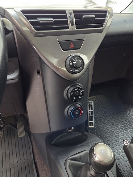 Toyota IQ 8 of 11