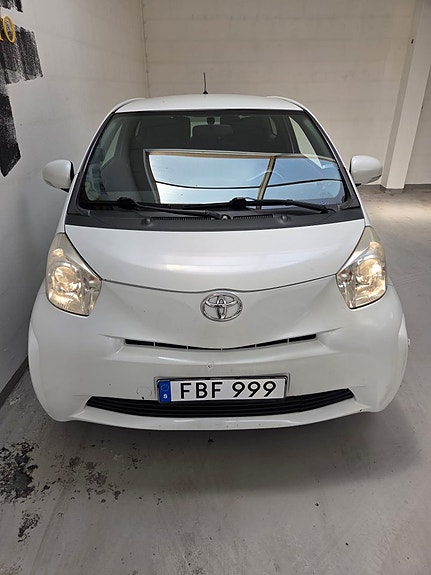 Toyota IQ 2 of 5