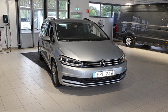 Volkswagen Touran 2 of 5