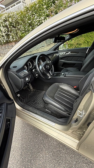 Mercedes-Benz CLS350 2 of 5